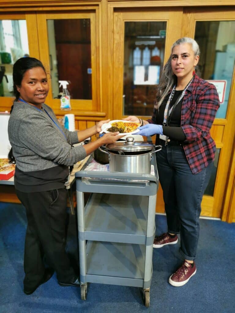 Jyoti Kujur & Margarida Pires of HSSH preparing the hot food for the daily guests